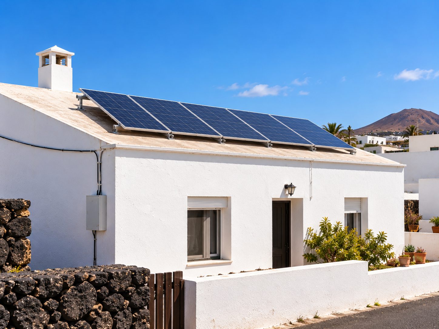 Casa blanca con placas solares en el tejado